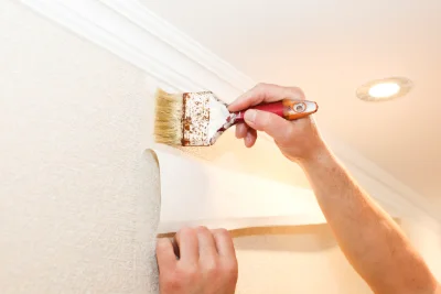 Pose de papier peint à Naves — revêtements muraux et toiles de verre